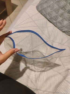 Transparent case used without zipper