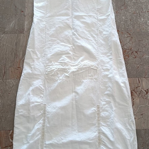 Sleeveless traditional shirt with embroidered neckline