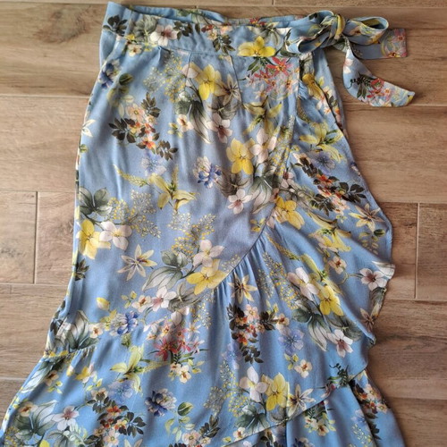 Stradivarius floral summer skirt like new, size L