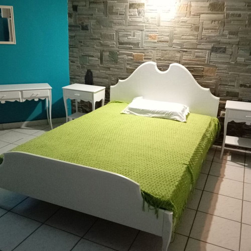 Bedroom furniture set of 5 pieces like new with free mattress
