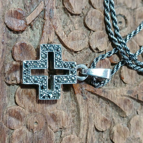 Silver cross with 925 chain used with missing stone