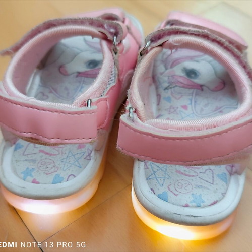 Disney sandals size 26 used with lights, pink