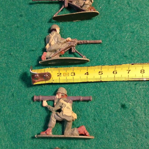 Diorama with over 25 painted soldiers used