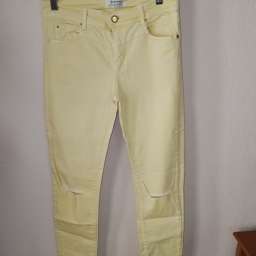 Stradivarius pastel yellow skinny jeans like new, distressed style