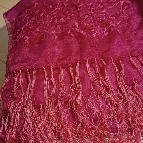 Scarf used with worn fringes