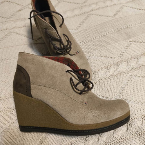 Tommy Hilfiger wedge boots like new, size 41, beige
