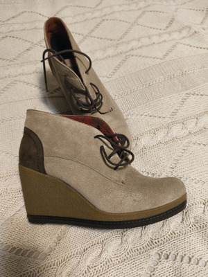 Μποτάκια Tommy Hilfiger σαν καινούργια, μέγεθος 41, μπεζ wedge