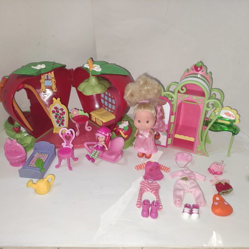 Vnt Strawberry dollhouse and wardrobe with clothes and accessories used, set