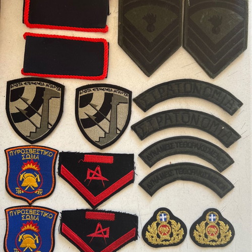 Collection of insignia pairs like new, pack of 37 pairs