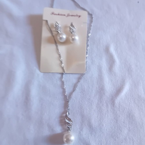 Jewelry set with pearls like new