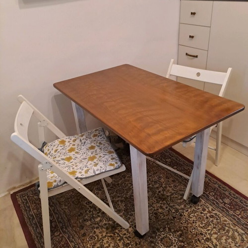 Wooden dining set like new with 2 chairs and wheels