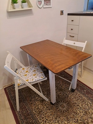 Wooden dining set like new with 2 chairs and wheels