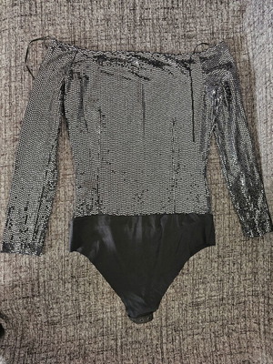 Zara боди употребяван, сребрист с пайети и открити рамене, размер S