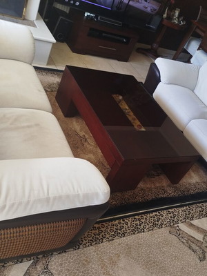 Σετ σαλονιού μεταχειρισμένο με δερμάτινες λεπτομέρειες και τραπεζάκι με συρτάρια