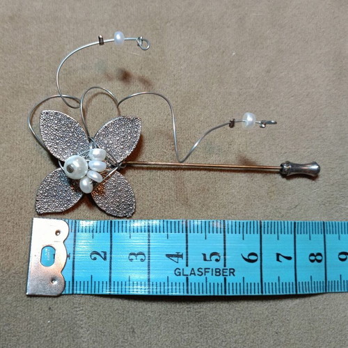 Women's lapel pin like new, silver flower design