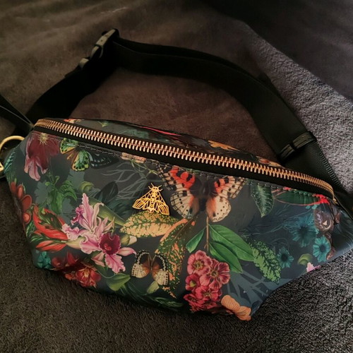 Medicine waist and shoulder banana bag like new, multicolor green