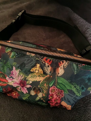 Medicine waist and shoulder banana bag like new, multicolor green