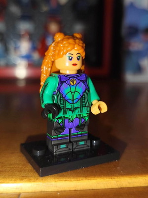 Cyclone minifigure like new with stand from DC Black Adam
