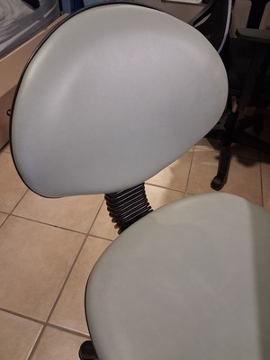 Office chair like new, light gray with new wheels