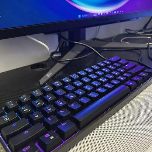 Gaming keyboard with blue switches like new