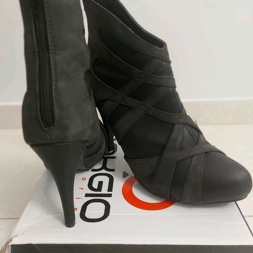 Makgio ankle boots like new with leather details size 41 black and gray