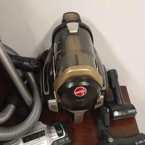 Hoover vacuum cleaner like new, bagless, good working condition