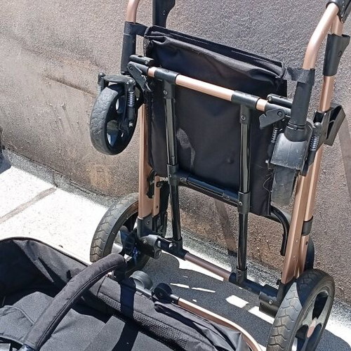 Multifunctional baby stroller like new with adjustable seat and footmuff