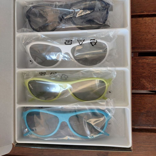 LG Cinema 3D AG-F315 glasses set of 4 like new