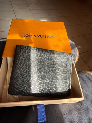 Louis Vuitton wallet black like new