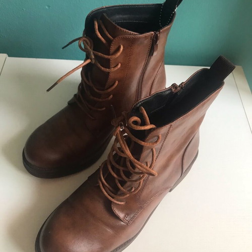 Camel faux leather ankle boots with zipper like new, size 38