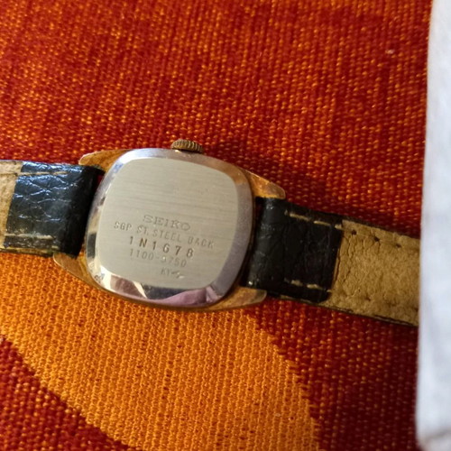 4 WATCHES FOR WOMEN.AUTHENTIC VINTAGE COLLECTIBLE OPPORTUNITIES!