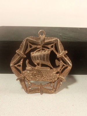 Ορειχάλκινο μενταγιόν τριήρης σαν καινούργιο, διάμετρος 6εκ.