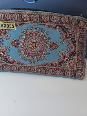 Wallet fabric with oriental pattern and zipper like new