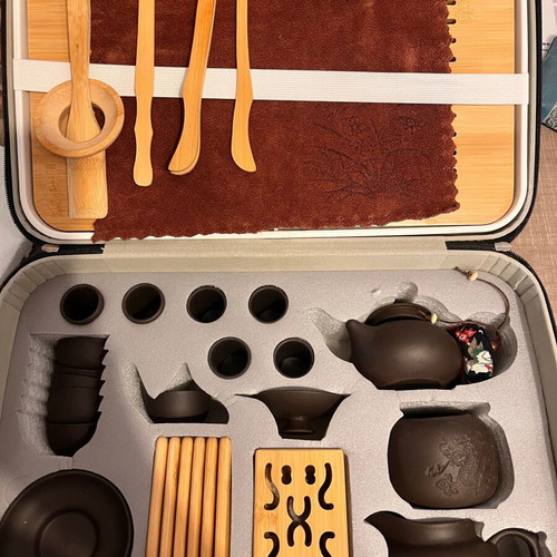 Mini Chinese Gongfu Tea Set with Carry Case like new, serves 6