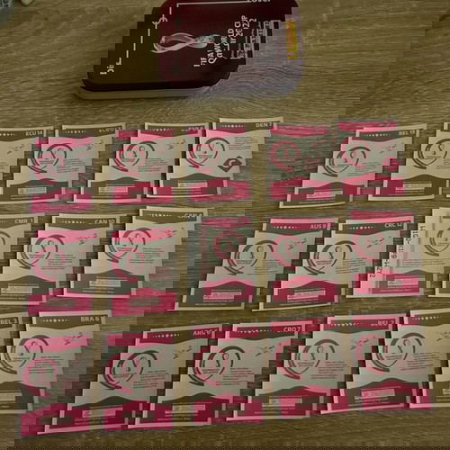 Αυτοκόλλητα Panini Qatar 54 με μεταλλική συλλεκτική θήκη