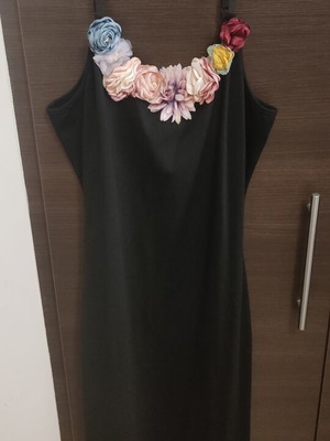 Black dress with appliqué flowers size L like new