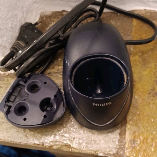 Philishave Cool Skin shaver charger used with trimming attachment