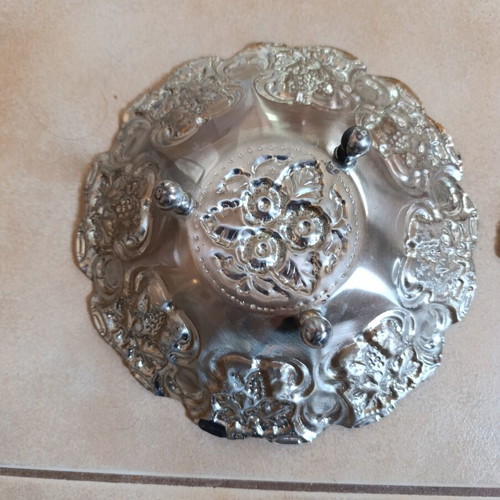 Vintage decorative platters set of 2, like new, embossed designs