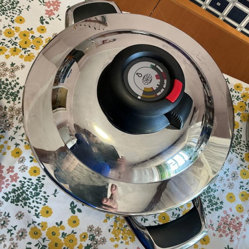 Pressure cooker with fast lid used