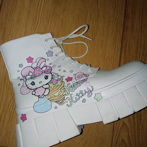 Hello Kitty Bershka boots used, size 40