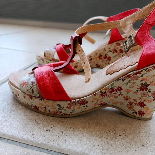 Women's platform sandals like new with floral design, size 36