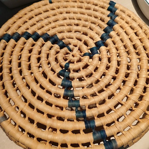 Serving platter with 4 plates and wicker base like new