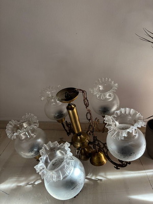 Ceiling light like new with 5 bulbs