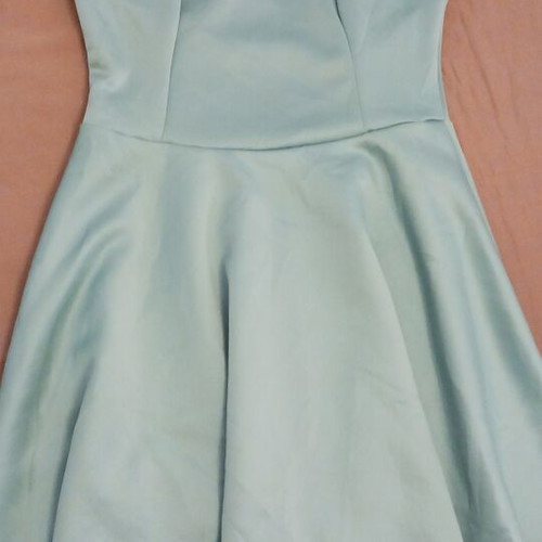 Sleeveless dress like new with impressive back in silver pistachio color