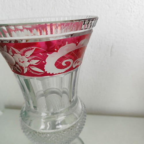 Decorative crystal vase like new with red border