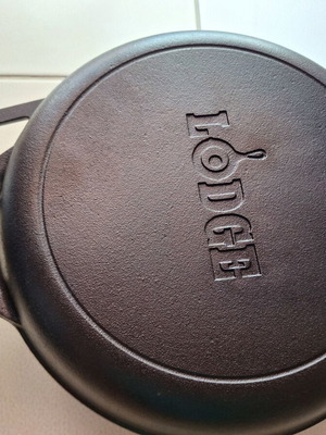 Lodge cast iron frying pan set with lid