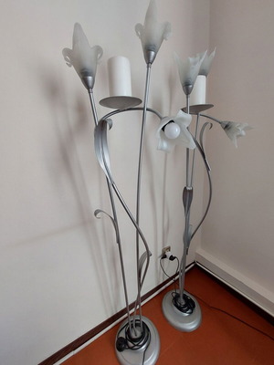 Floor lamps like new with flower shape and silver base