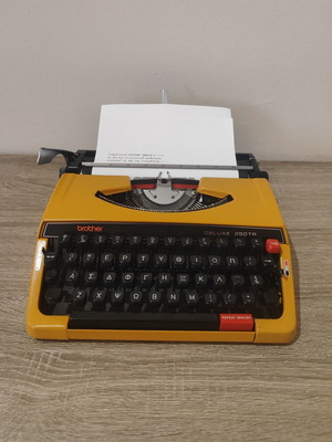 Brother Deluxe 250TR Vintage Typewriter 1975 mustard with Greek keyboard