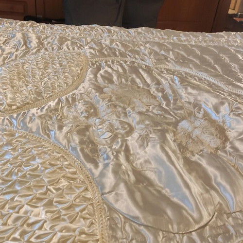 Cotton satin bed cover like new, beige with pillowcases and quilted duvet