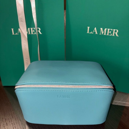 La Mer toiletry bag new turquoise